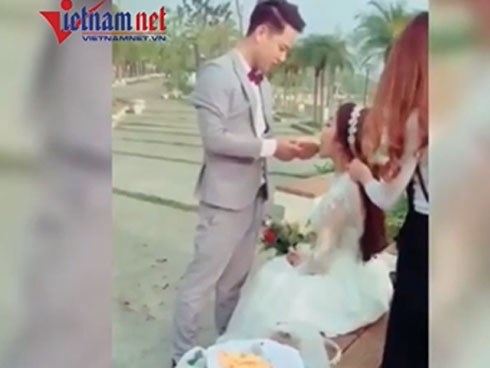 Em chỉ cần xinh đẹp, cả thế giới để anh lo