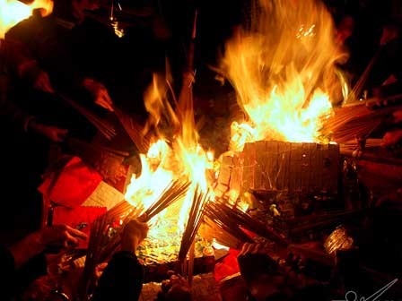 Nàng dâu vung tay làm lễ, mẹ chồng tái mặt xót tiền