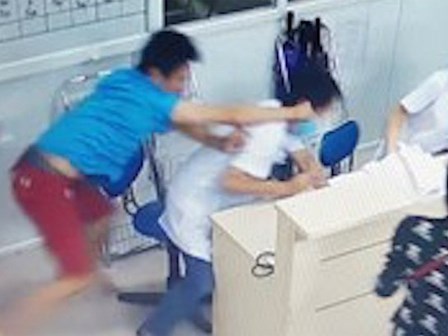 Bệnh nhân đánh cán bộ y tế đang mang thai vì phải đi lòng vòng làm thủ tục