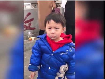 Cậu bé giận dỗi khi bị 'chơi khăm' ngay trước mắt