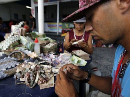 Lạm phát leo thang, người dân Venezuela dùng tiền để gấp đồ thủ công đem bán