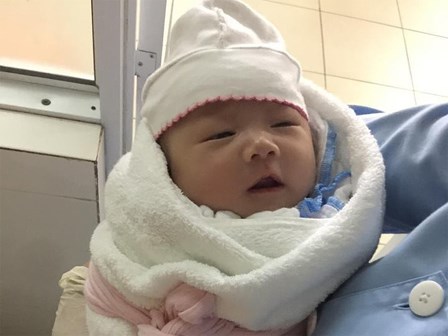 Hà Nội: Truy tìm người đàn ông 30 tuổi đem bé trai sơ sinh đến bệnh viện nhờ người trông rồi bỏ đi
