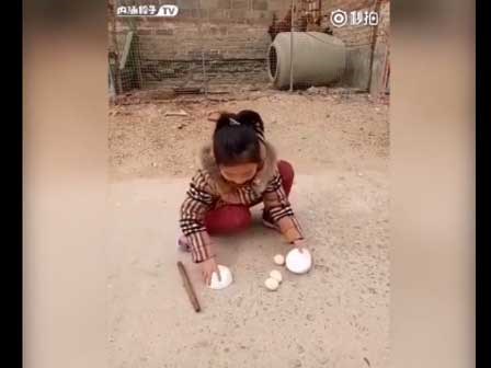 Cô bé làm ảo thuật khiến người xem không chớp mắt