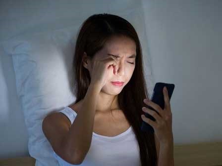 Bắt buộc phải dùng điện thoại trước khi ngủ thì nhất định phải nhớ làm theo những lưu ý này
