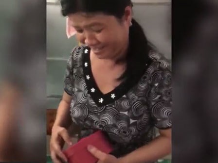 Rớt nước mắt nhìn vẻ hạnh phúc của mẹ khi con gái tặng quà