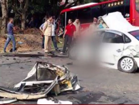 Ô tô lấn làn đâm vào xe khách, hai bố con gãy chân, tay