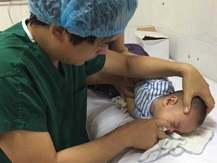 Hàng nghìn mẹ chia sẻ thổi sáp ong vào tai để chữa viêm tai giữa, bác sĩ giật mình!-2