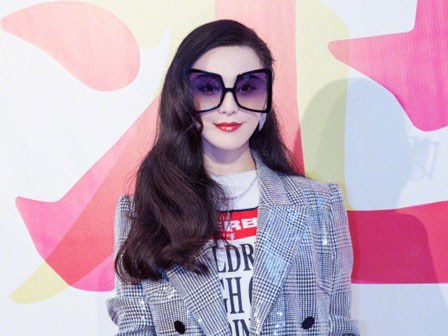 Hết làm beauty blogger, giờ Phạm Băng Băng đã chuyển luôn sang kinh doanh mỹ phẩm và kính mắt