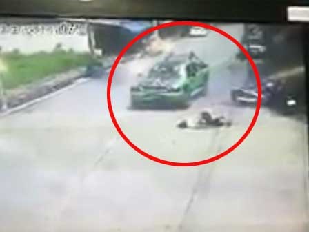 Phẫn nộ cảnh chiếc xe cố tình cán qua người nạn nhân