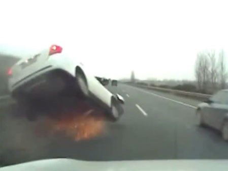 Clip: Phóng nhanh vượt ẩu, tài xế phải trả giá cho hành động của mình