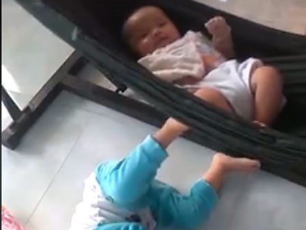 Hình ảnh chị vừa hát vừa đưa võng ru em đáng yêu đến mức mẹ nào cũng muốn có một cô con gái