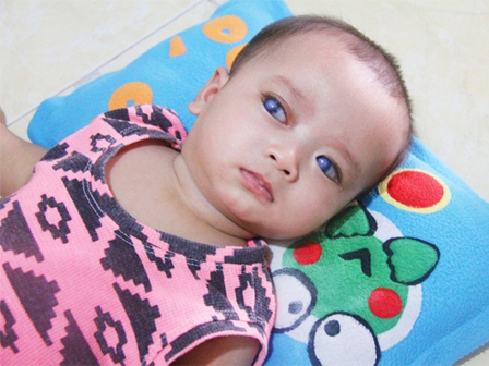 Xót xa cảnh con gái chạy theo gào khóc khi bị bố cắm ở lại quán ăn-3