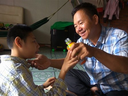 Ông bố thi hát bị tố lợi dụng 2 con teo não trục lợi giờ ra sao?