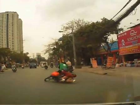 Bị kẻ gian cướp điện thoại khi đang ngồi sau xe GrabBike, cả tài xế và khách đều ngã ra đường