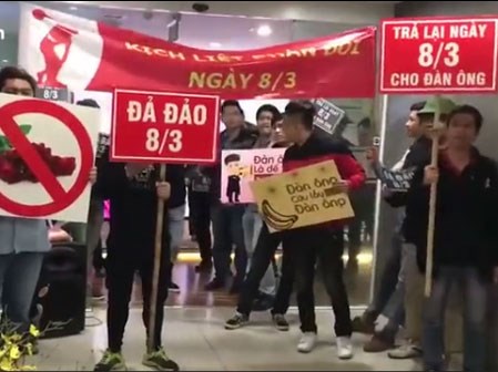 Clip hài hước thanh niên biểu tình 'phản đối' ngày Quốc tế Phụ Nữ 8-3