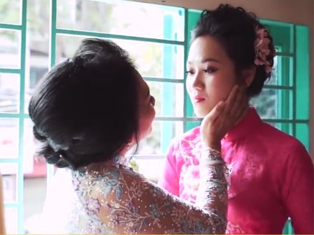 Mẹ hát tặng con gái trong ngày cưới cực cảm động