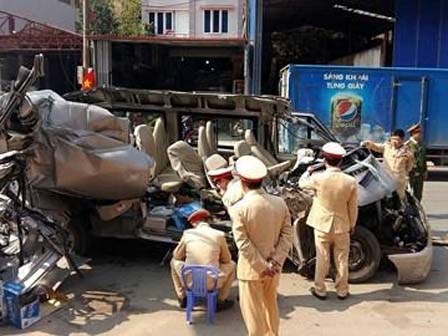 Sơn La: Kinh hoàng xe du lịch đâm vào xe tải, 14 người thương vong