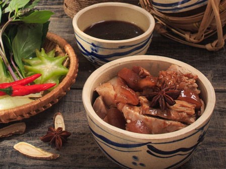 Cuối tuần đãi cả nhà chân giò hầm nước tương ngon hơn cả tiệm