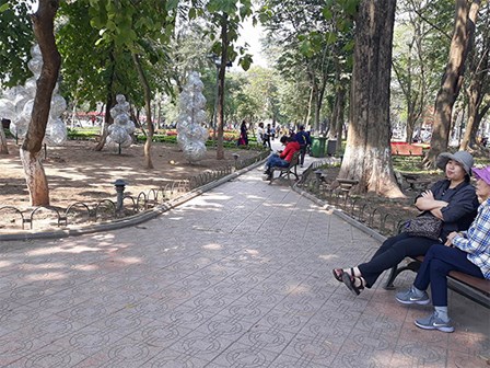 Gạch lát vỉa hè hồ Gươm còn tốt, sao phải thay hết?