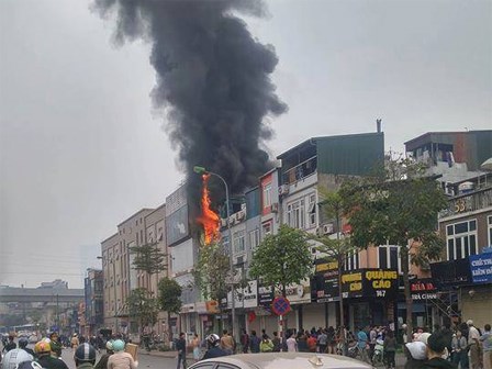 Hà Nội: Ngôi nhà kinh doanh dịch vụ cưới hỏi bốc cháy ngùn ngụt, nhiều người hoảng loạn