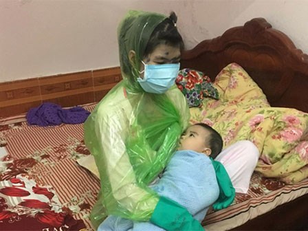 Vừa thương vừa buồn cười cảnh mẹ bị thủy đậu trùm áo mưa kín người, bịt khẩu trang như ninja vẫn ôm con vào lòng cho ti
