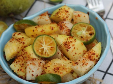 Làm trái cây lắc muối ớt ngon 