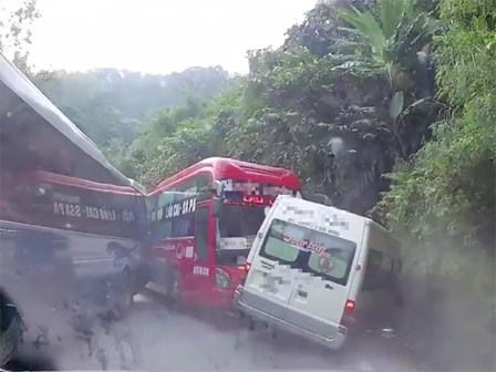 Sa Pa: Xe khách 45 chỗ đâm trực diện xe du lịch 16 chỗ trên đèo