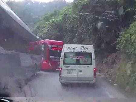 Video: Xe khách 45 chỗ đâm trực diện xe du lịch 16 chỗ trên đèo