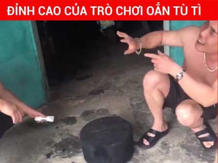 Cười không nín được với 2 người đàn ông chơi oẳn tù tì