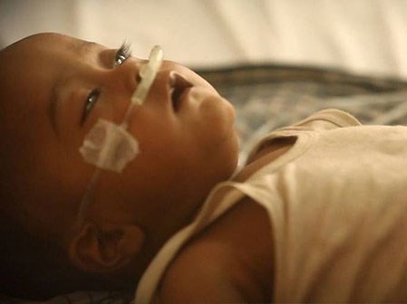 Bố chết lặng khi con tử vong sau mũi tiêm, sự thật được phơi bày khiến ai cũng đau lòng