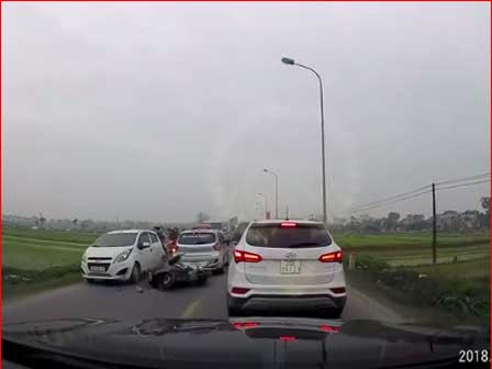 Nam thanh niên tông thẳng xe vào cảnh sát giao thông-1