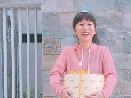 Gã đàn ông say ngất ngưởng bên đường khiến chàng trai muốn cứu mà lực bất tòng tâm, dân mạng liếc qua đã biết nguyên do xong chỉ lắc đầu cười: Gọi xe nâng cho nhanh!-2