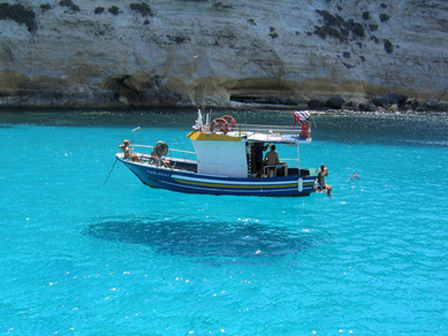 Dòng chữ nắn nót trên mũ bảo hiểm và vali chật ních BVS khiến dân mạng thắc mắc-10