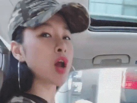 Sống ảo như Angela Phương Trinh: Mải mê õng ẹo quay story rồi làm đổ hết cả sữa chua khắp xe