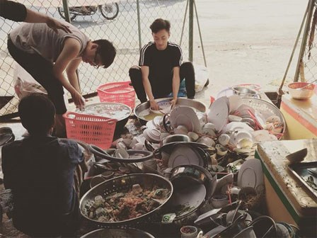Chàng trai rửa 10 mâm bát trong lần đầu ra mắt nhà bạn gái