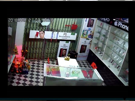 Video: 2 kẻ trộm bẻ khóa cửa hàng điện thoại và cái kết gay cấn đến tận giây cuối cùng