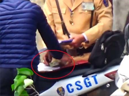 Người dân đưa tiền cho CSGT có phạm tội đưa hối lộ?