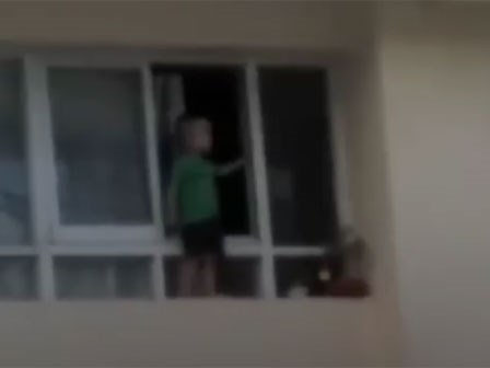 Bé trai 3 tuổi trèo ra cửa sổ tầng 11 để tìm mẹ
