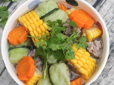 Không phải ai cũng biết cách nấu một bát canh ngũ sắc ngon đẹp hoàn hảo thế này