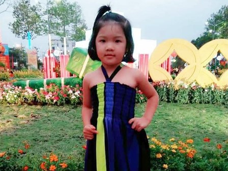 Bé gái 4 tuổi nghi bị người quen bắt cóc, bố mẹ trẻ ngược xuôi tìm con trong vô vọng