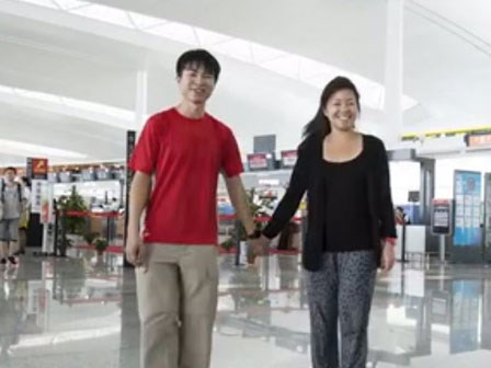 Đoạn phim sáng tạo của cặp đôi nhí nhảnh cùng nhau đi du lịch 12 nước