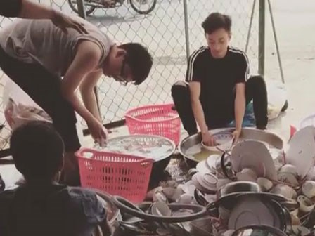 Về ra mắt nhà bạn gái, chàng trai xắn tay rửa hơn chục mâm bát làm chị em xuýt xoa