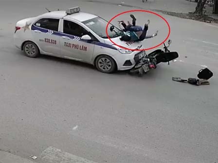 Đang đèo con đến ngã tư thì xảy ra va chạm với taxi, 2 mẹ con bị hất văng rồi ngã xuống đường