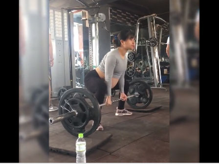 Video: Ấn tượng cảnh cậu bé gầy gò nâng tạ-1