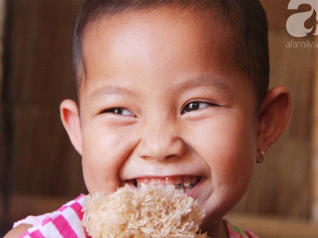 Phép màu đến với bé gái 5 tuổi bị u não giai đoạn cuối, cầu xin mẹ cứu chữa rồi hứa lớn lên đi mần trả tiền lại