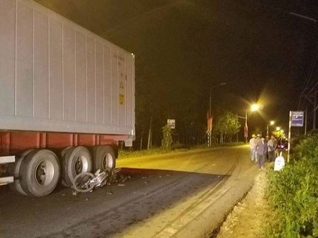 Đồng Nai: 3 xe máy tông nhau, 1 xe văng vào gầm container khiến 3 người chết và 2 người bị trọng thương