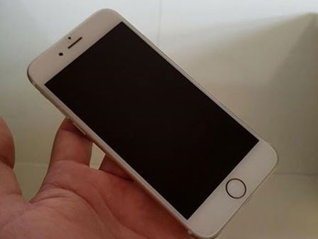 Nỗi lòng cô gái bị chủ quán điện thoại miệt thị chỉ vì năm 2018 mà vẫn dùng iPhone 6