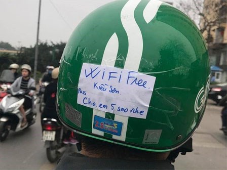 Lắp cục phát wifi trên xe máy, tài xế Grab khiến dân mạng thốt lên: 