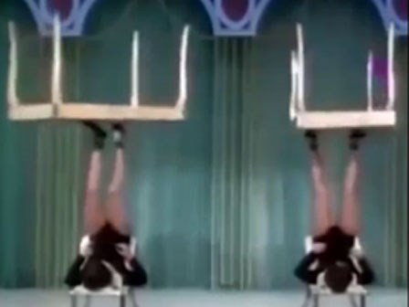 Clip gái đẹp dùng chân quay bàn hút triệu lượt xem