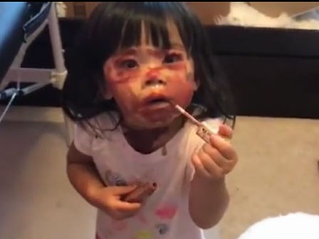 Chết cười với màn trang điểm độc đáo của 2 cô bé thích làm điệu
